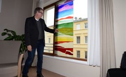 Der Künstler Karsten Wittke vor dem Glaskunst