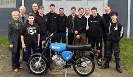 Geschafft! Glückliche Jugendliche und Rotarier bei PZ-Tuning24 