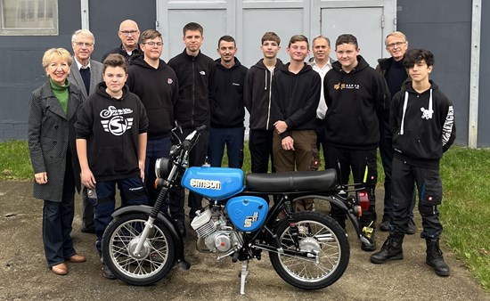 Geschafft! Glückliche Jugendliche und Rotarier bei PZ-Tuning24 